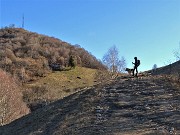 27 Tratto in ripida salita con vista in cima Canto Alto